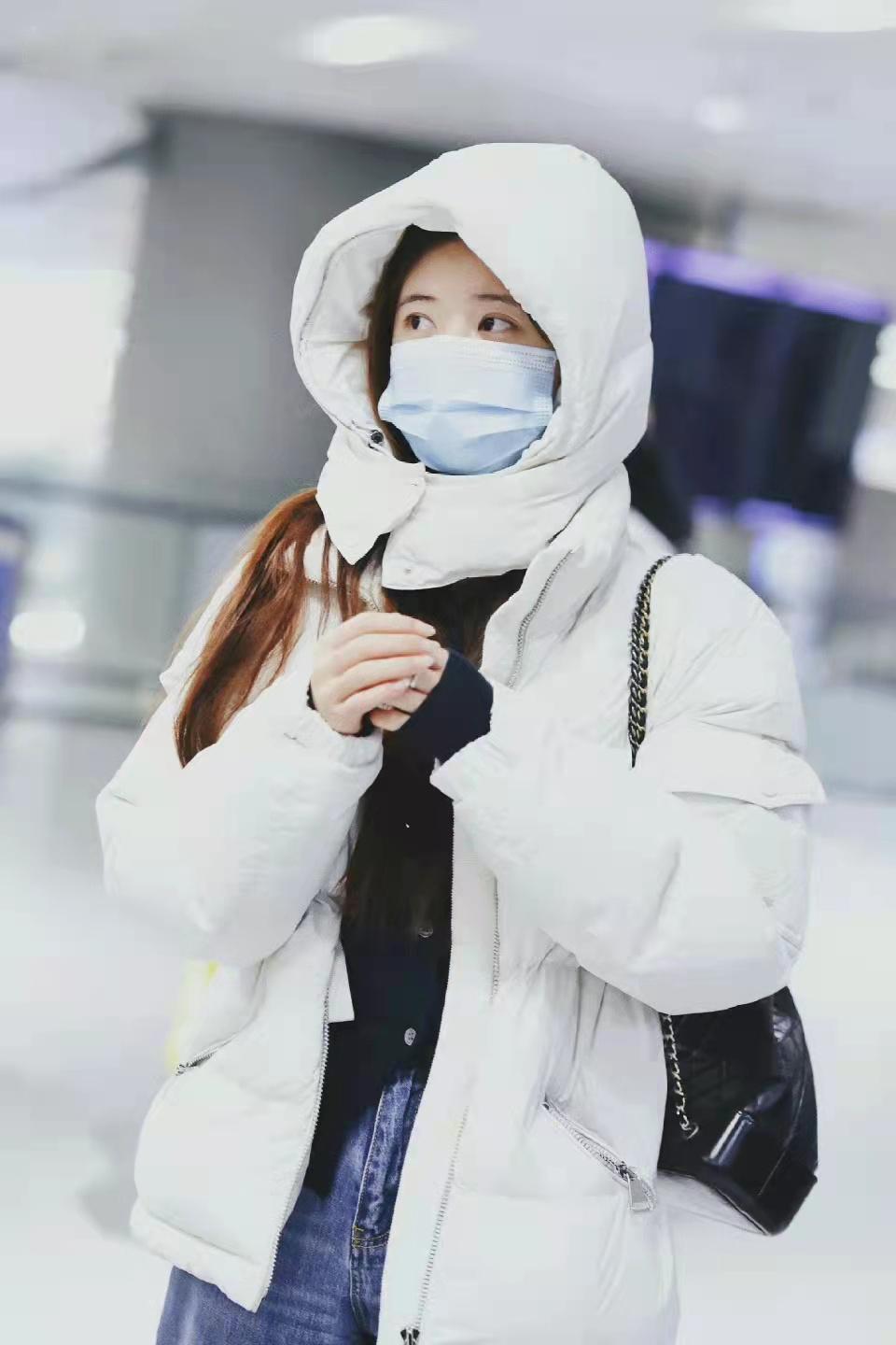 赵露思穿白色羽绒服配牛仔阔腿喇叭裤舒适保暖又随性