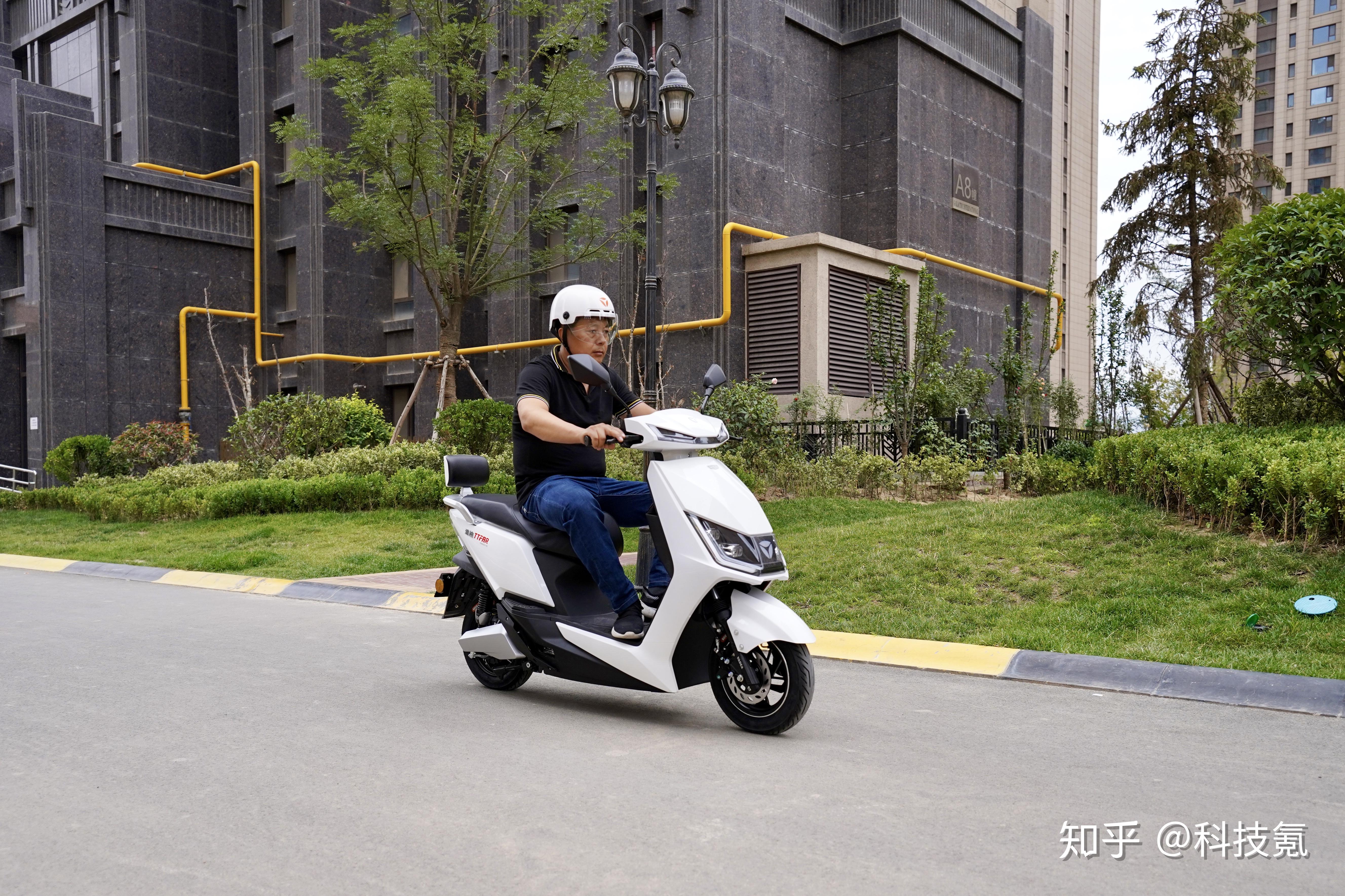 雅迪冠能t5上路实测:百公里长续航,再也不担心续航和堵车