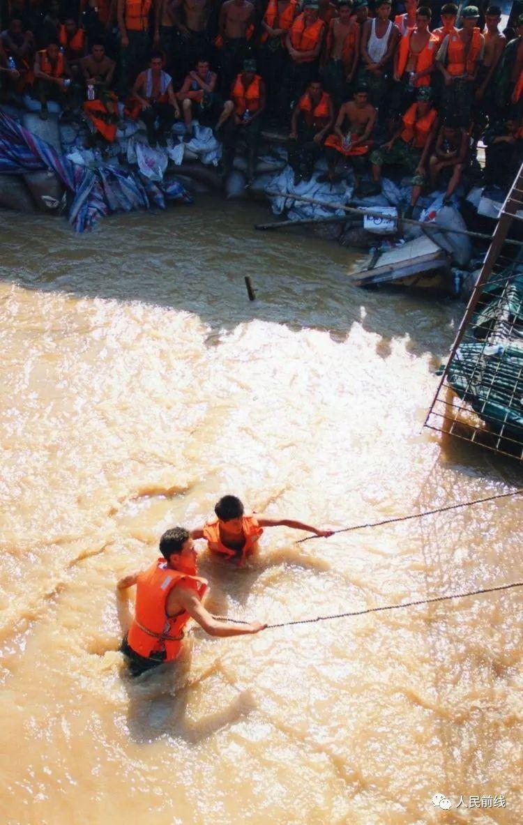他们必须用血肉之躯阻挡住这滚滚而下的滔滔洪水除了救人他们还要抢险