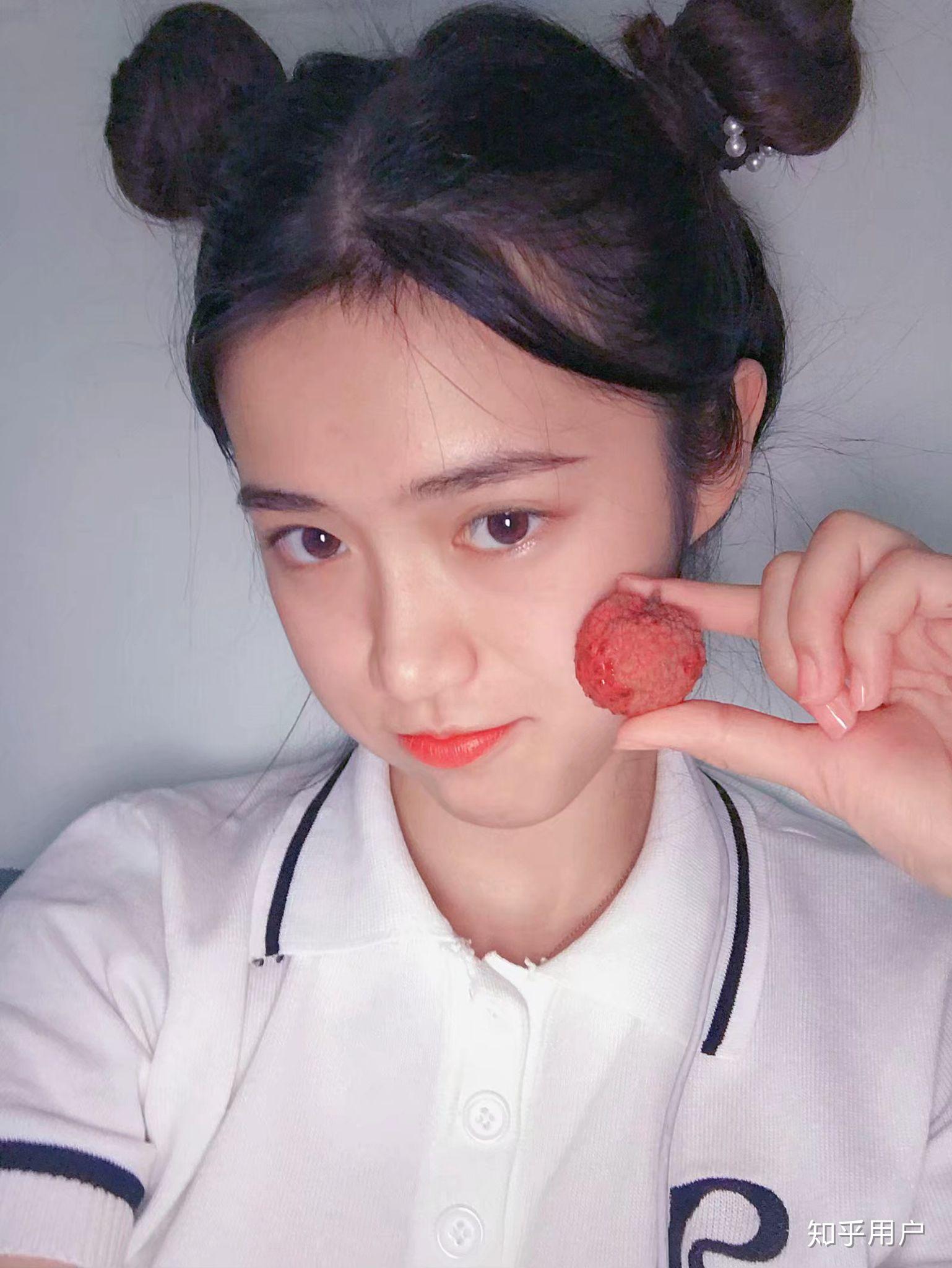 为什么女孩子扎两个辫子会显得可爱?