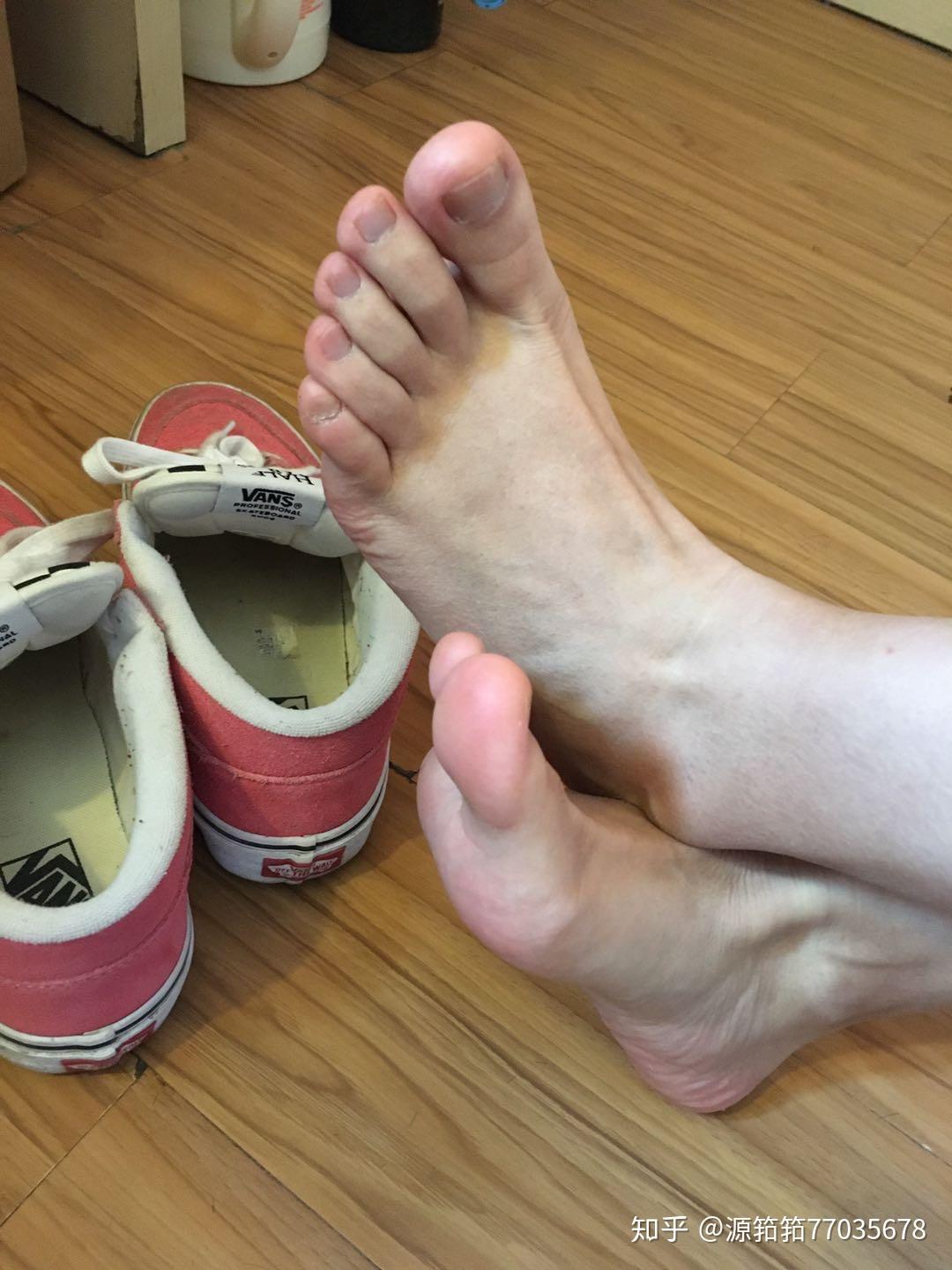 女生的脚真的都不臭吗为何是否有原因