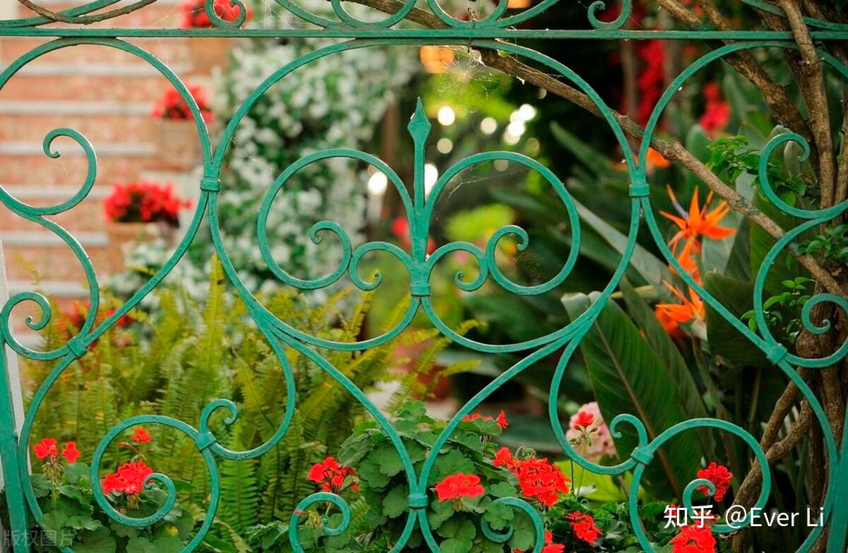 铜锈自然是绿色的,关键还是发了"霉"的绿.