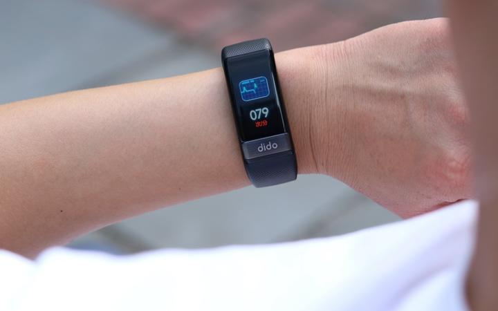 真心电血压监测智能手环,dido y1高精度血压手环评测