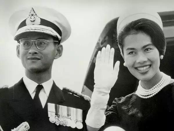 曾经的亚洲最美王后-诗丽吉·吉滴耶功 - 知乎