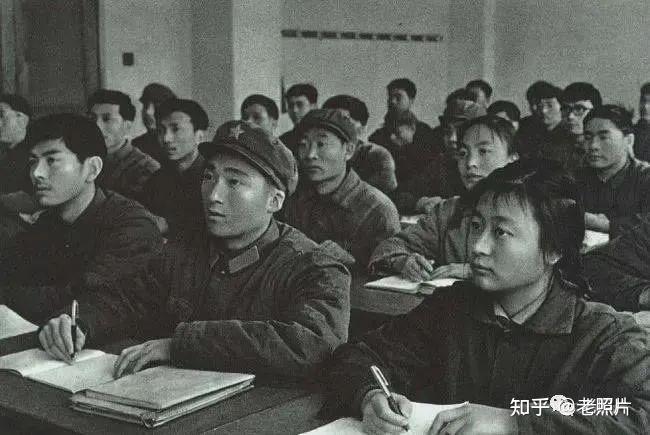 老照片:70年代的工农兵大学生