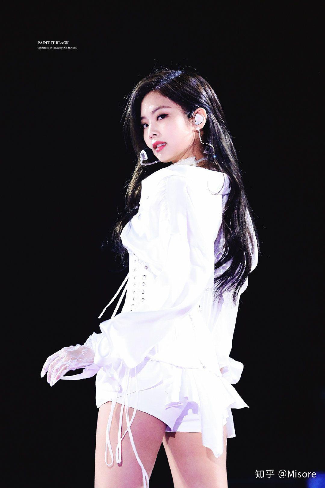 jennie solo舞台装白月光那一场请问是什么牌子的衣服呀? - 知乎