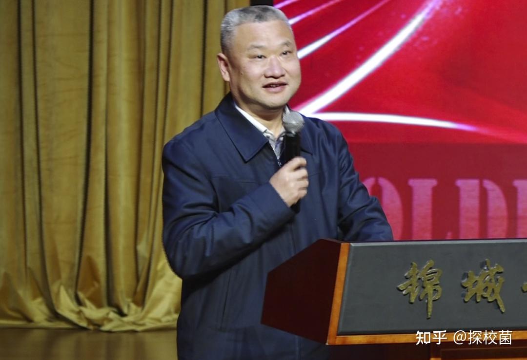 杨斌校长代表学校为同学们送上了祝福,并述说着对即将奔赴"战场"的