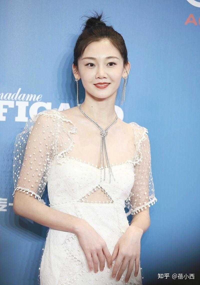 但苗苗身上的这条礼服裙在袖口与裙身都巧妙的拼接了透视薄纱的面料
