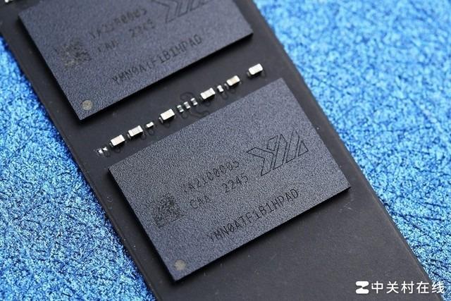 长江存储pc411采用两颗长江存储第四代3d tlc nand芯片,基于晶栈03x