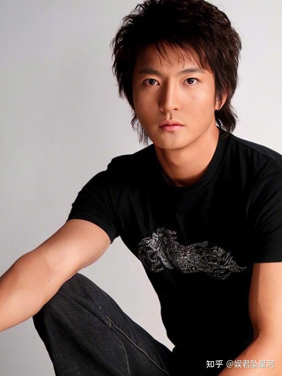 原来郭京飞年轻时这么帅!《老舅》他又火了,20岁颜值帅上热搜