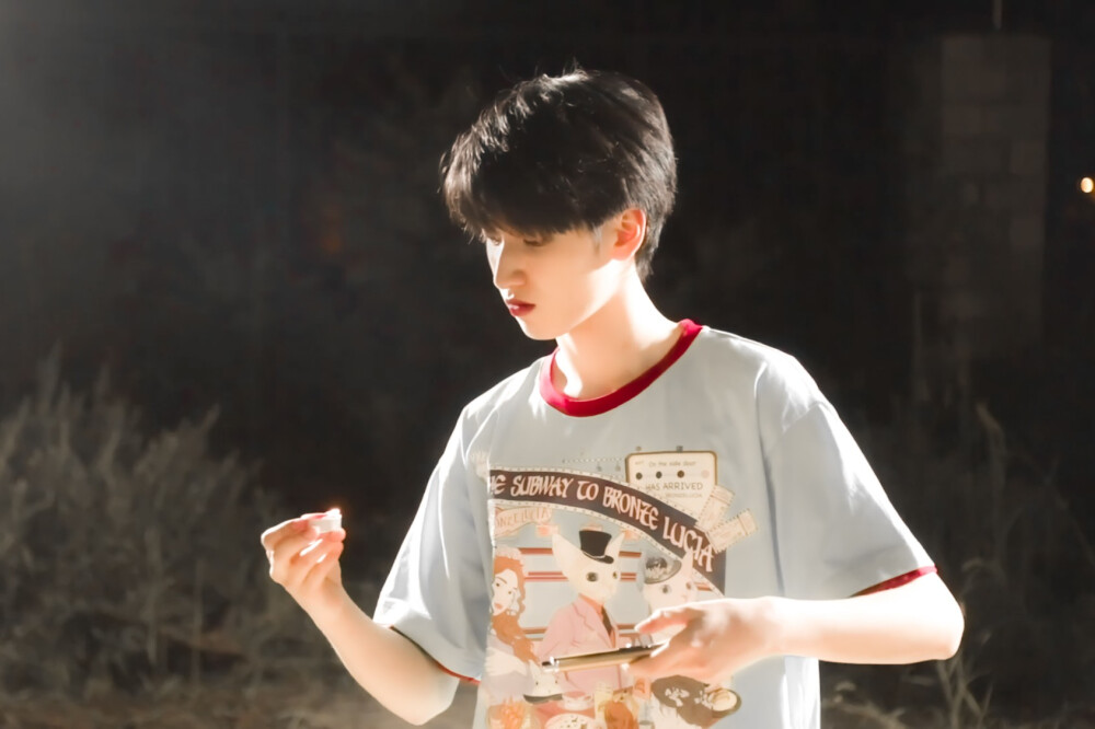 请问哪位集美能提供一些无水印严浩翔的绝美照片嘛