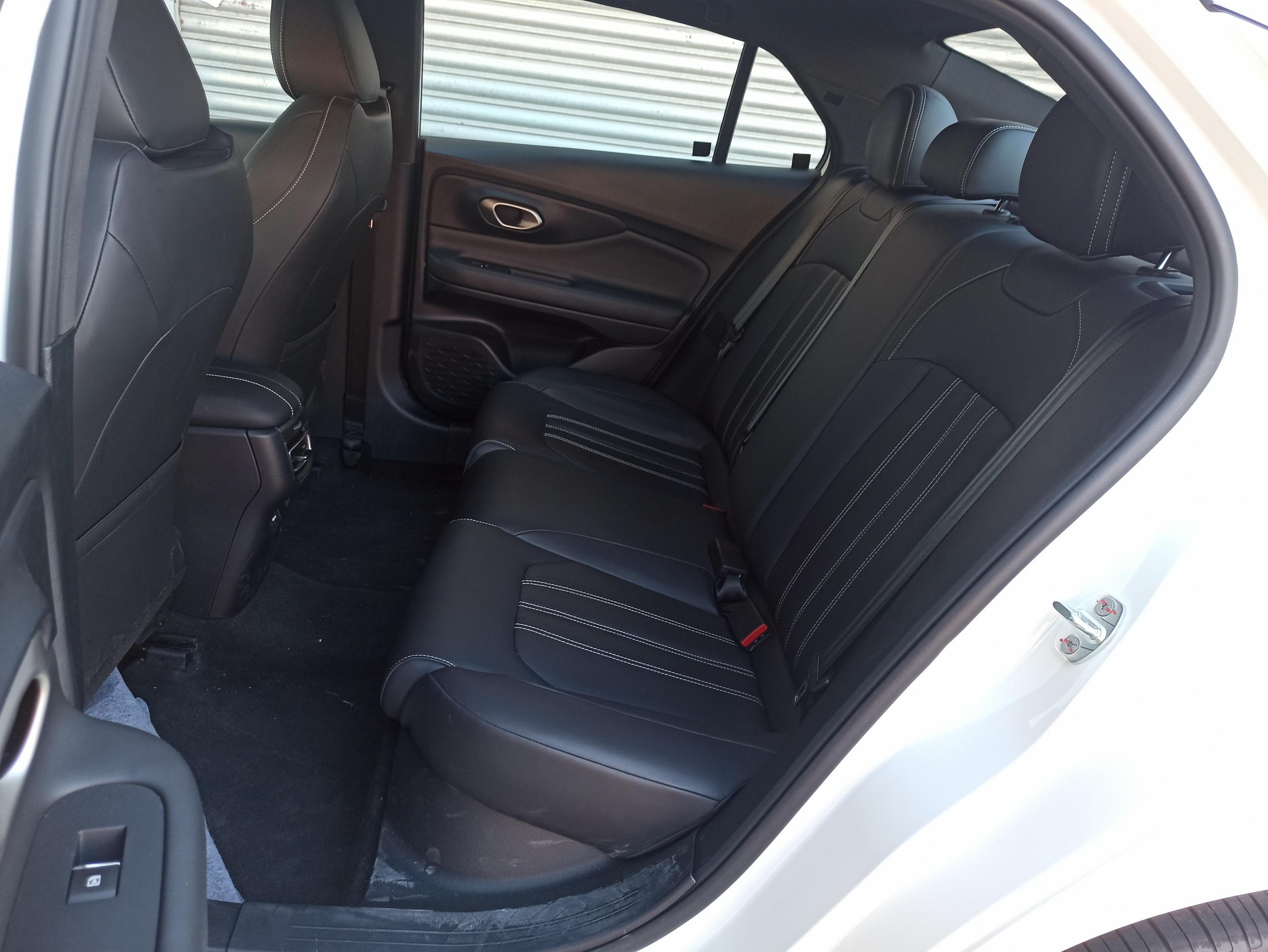 造型动感内饰科技感强广汽传祺empow55量产版抢先实拍