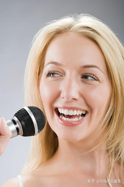 总觉得自己唱歌发声位置和说话时的发声不一样?