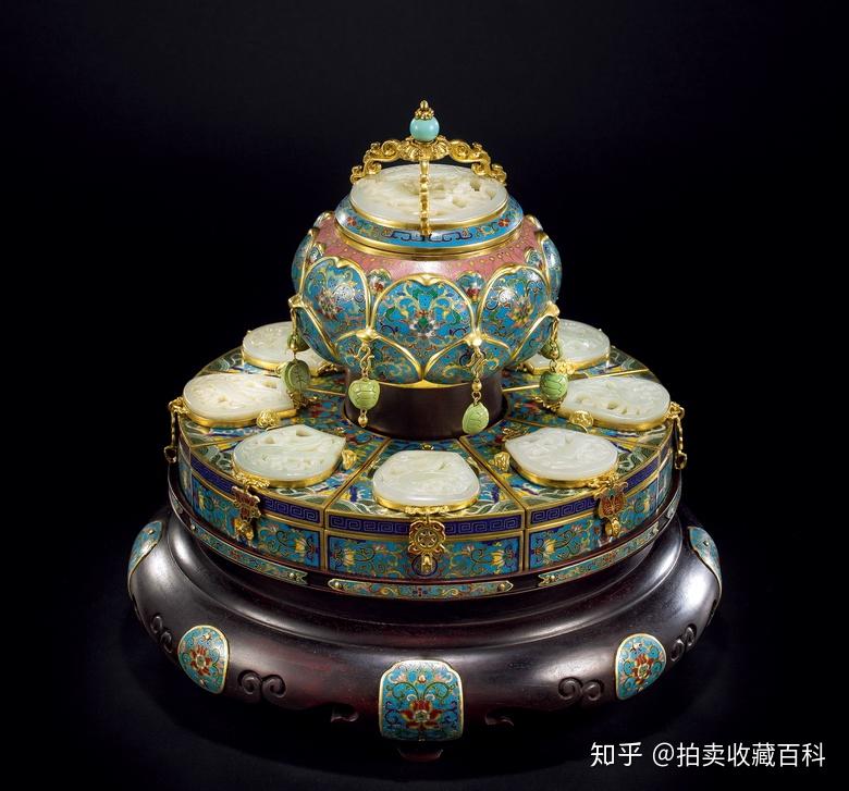 古董品 唐物 清時代 蔵銀製 塗金 留金 摘糸 香薰爐 雙鳳耳香炉 蝴蝶花 紋飾 彫刻精工 賞物 希少珍品 高26cm 耳距18cm 重813g 清代香炉香薰价值特征？史上最权威的香薰拍卖榜单，看看你有没有_中国