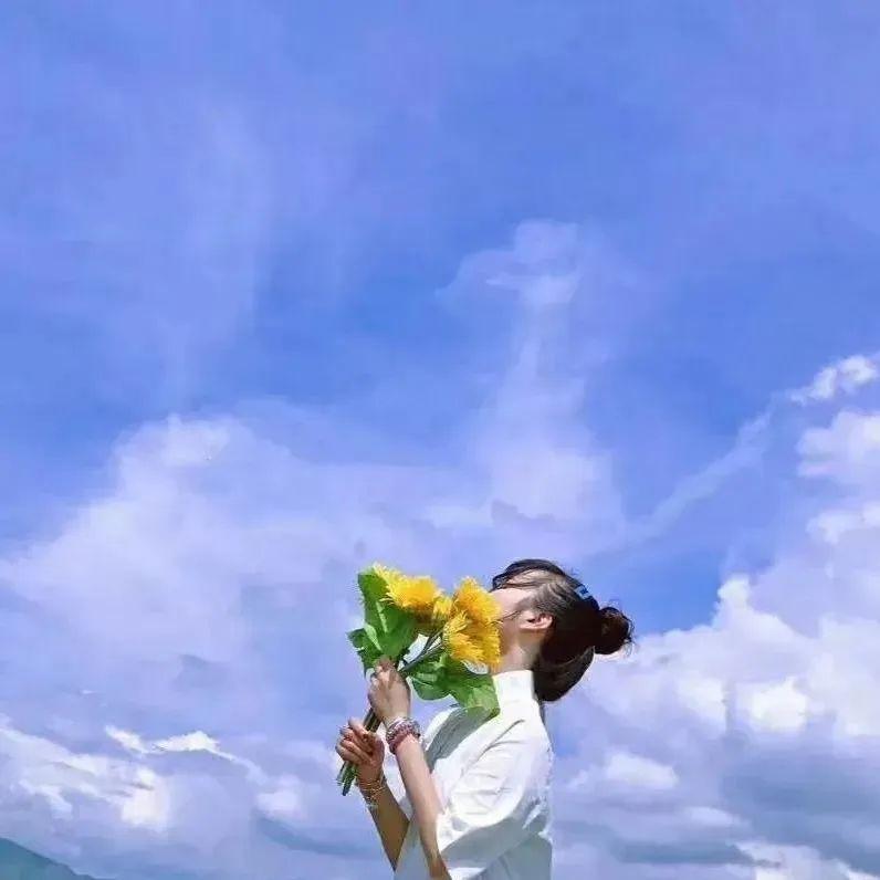 小可爱们有没有手里拿花的人的头像哇歪头谢谢啦类似下图这种的喔