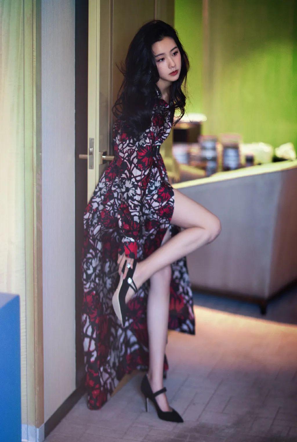 穿上印花裙的她就仿佛像是花仙子～李兰迪为我们演绎冬日里的清新