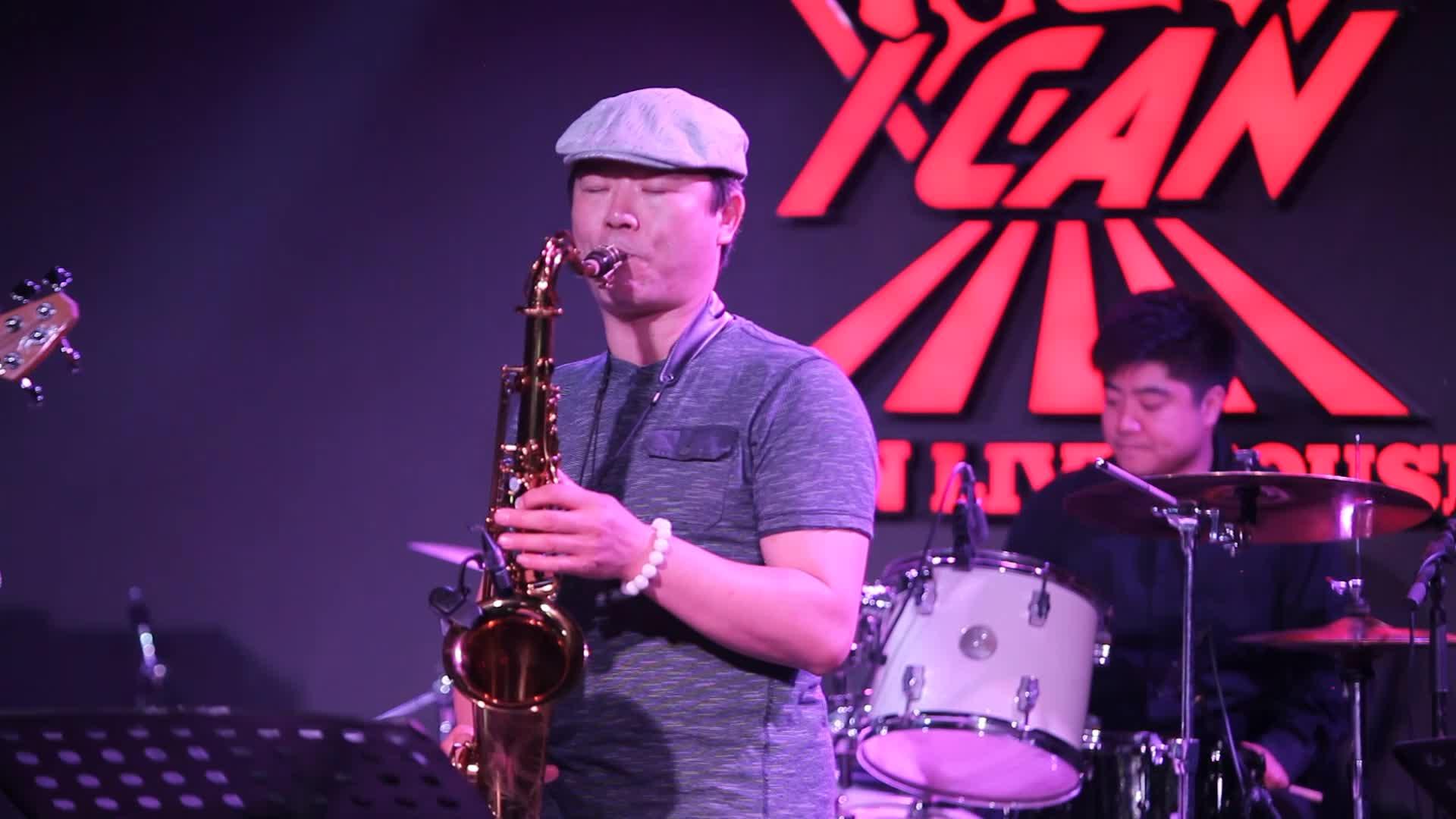 杜银鲛萨克斯爵士风格演奏经典乐曲耐人寻味