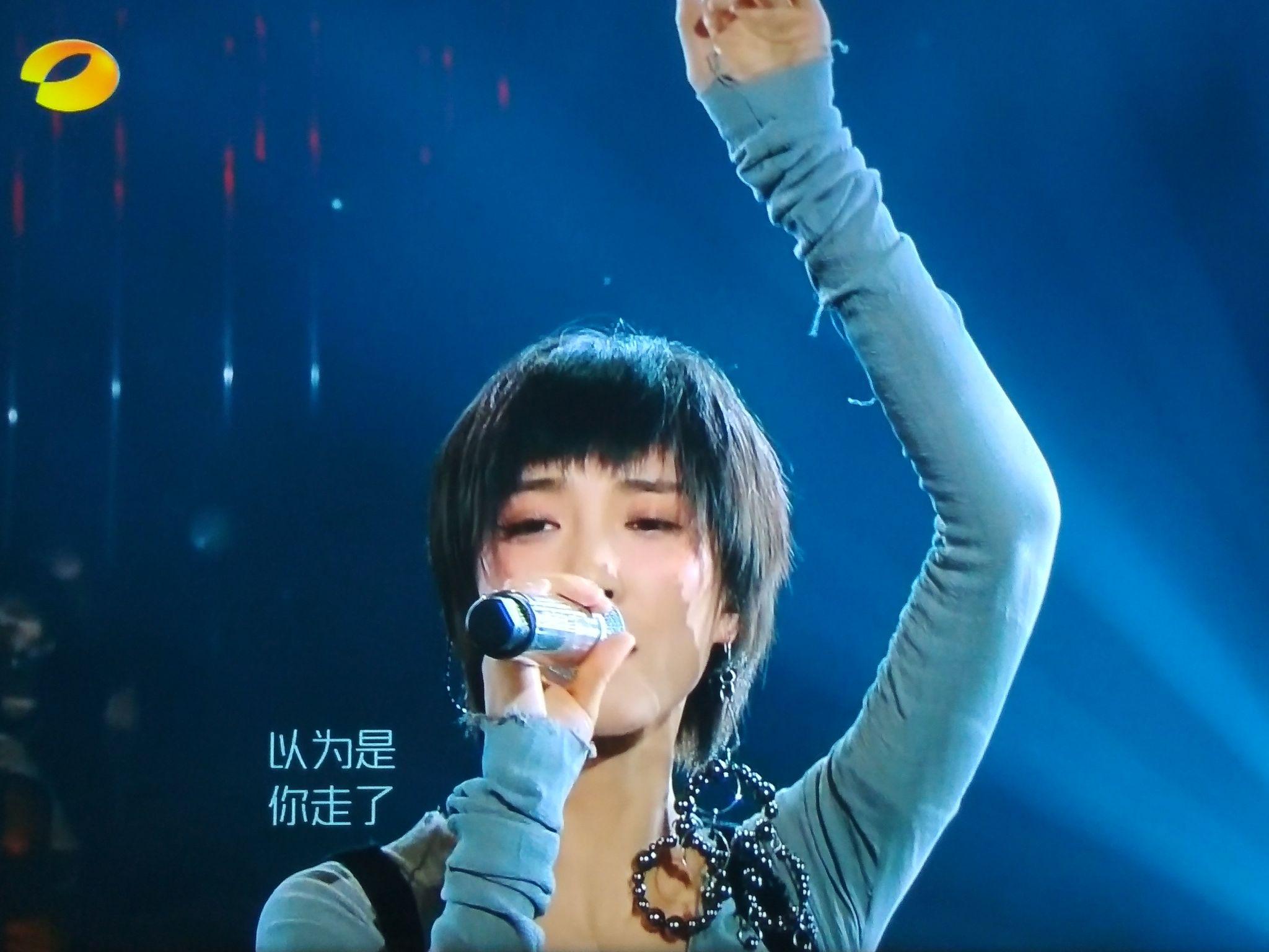 如何评价歌手2本期突围赛苏诗丁的红眼睛