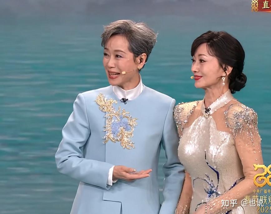 如何评价赵雅芝、叶童、闫佩伦、阎鹤祥等在 2025 年春晚表演的小品《借伞》？ - 知乎