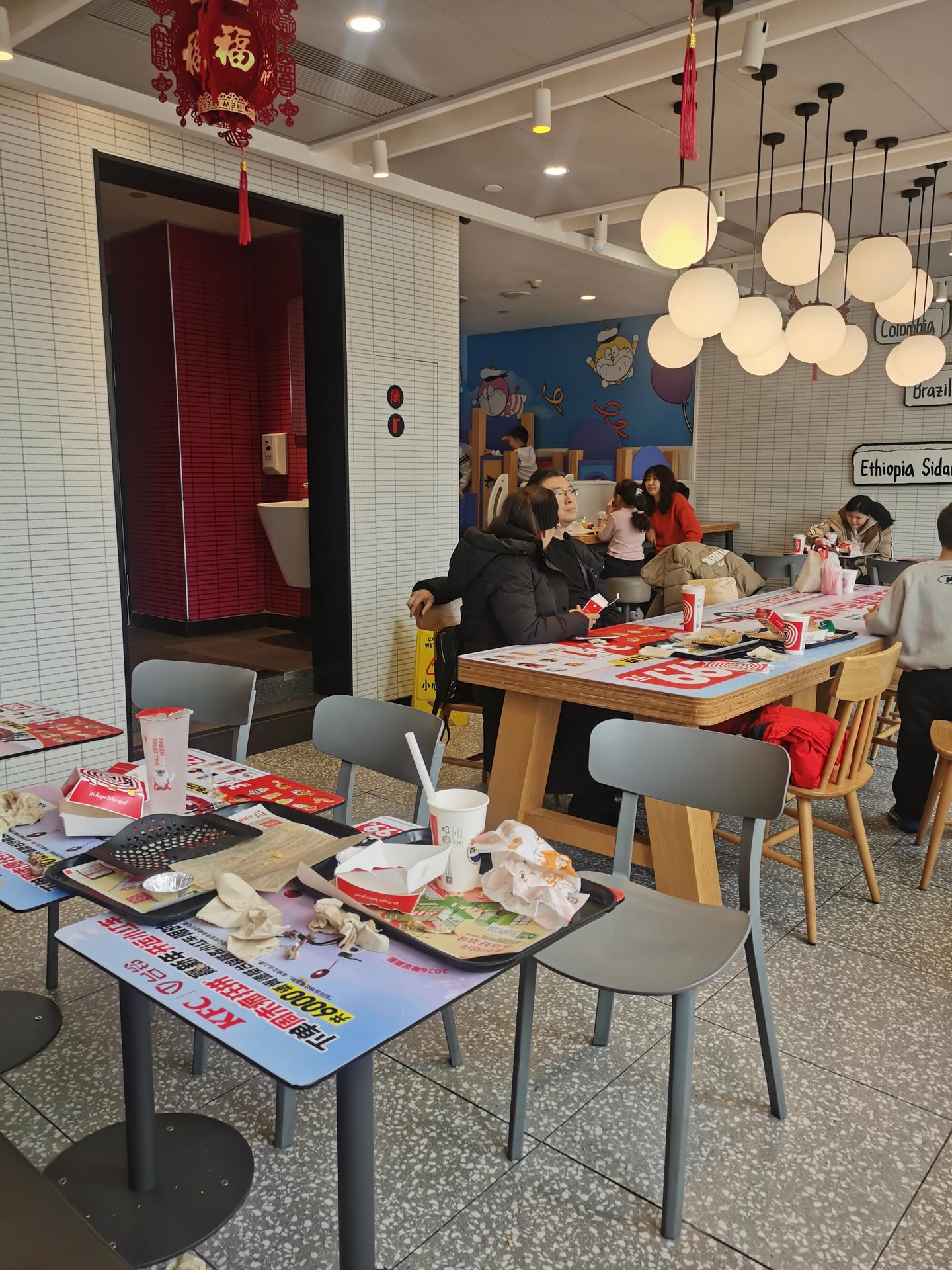 为什么很多人在快餐店用餐后，餐盘都不收拾就离开呢？