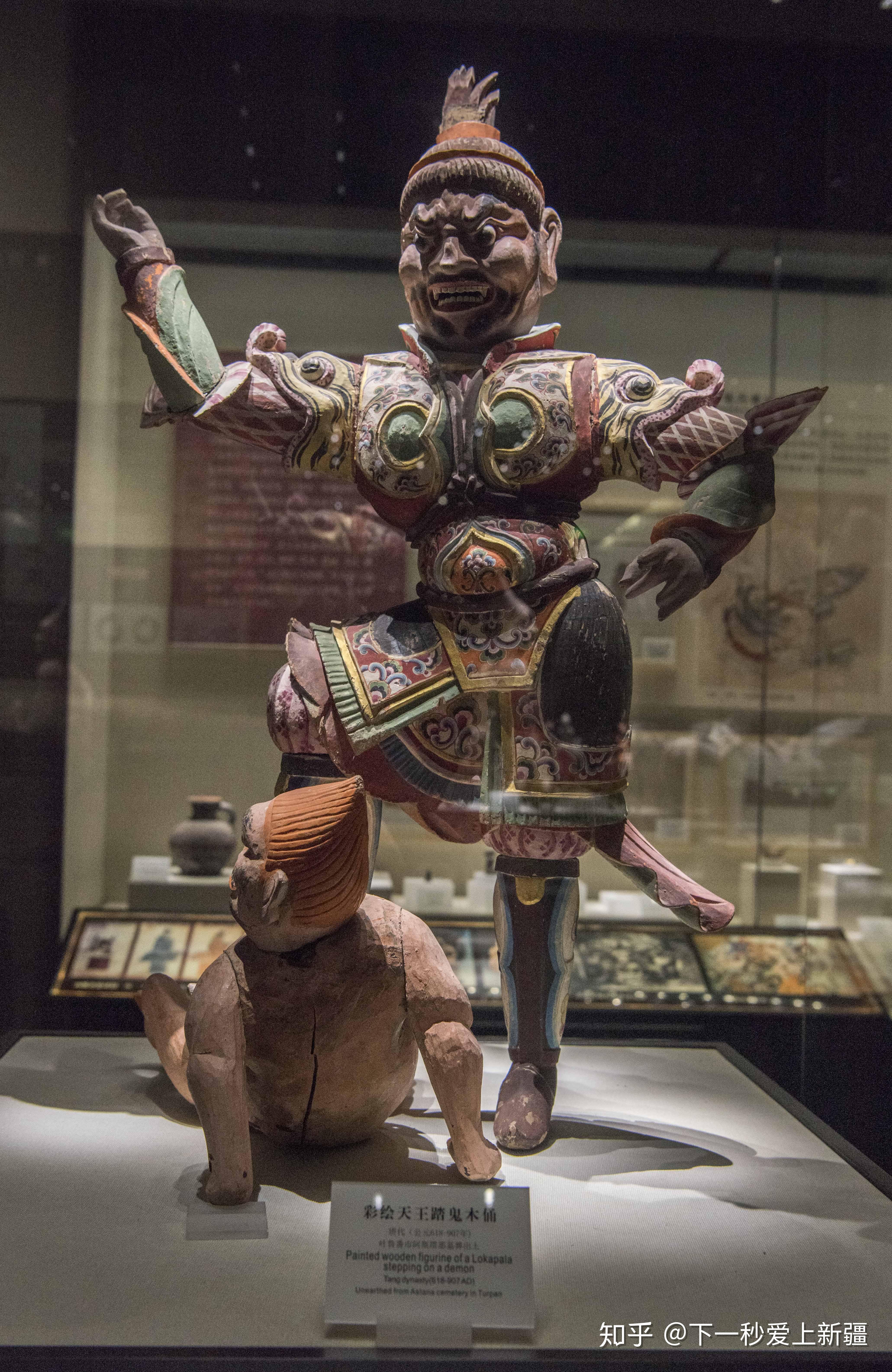 新疆博物馆镇馆之宝彩绘天王踏小鬼木俑