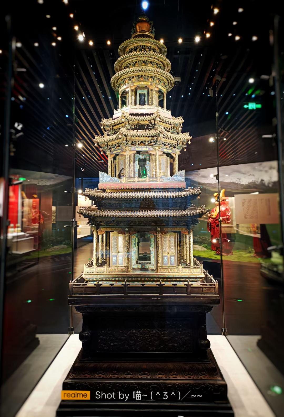 清紫檀木座铜胎珐琅塔清紫檀木座铜胎珐琅塔,承德博物馆镇馆之宝之一.