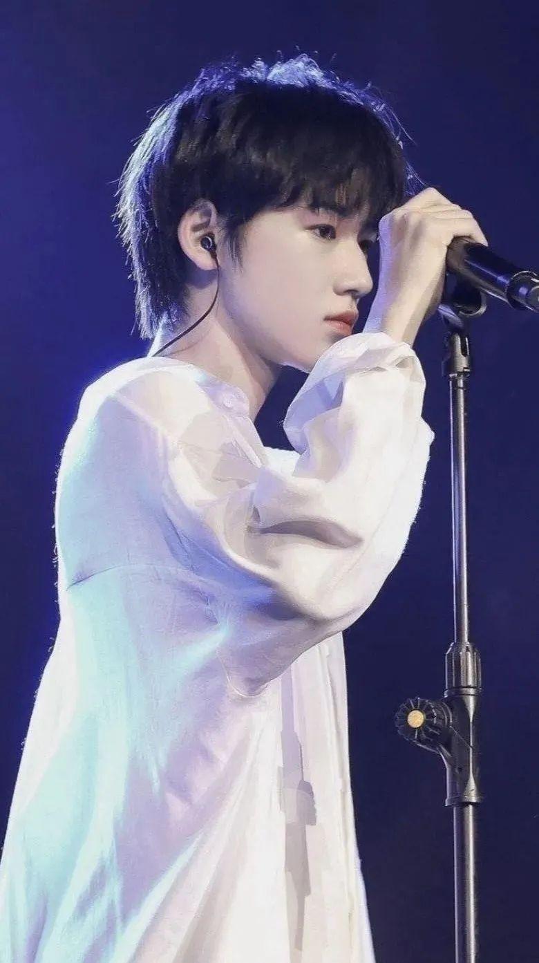 有什么宋亚轩的绝美壁纸吗