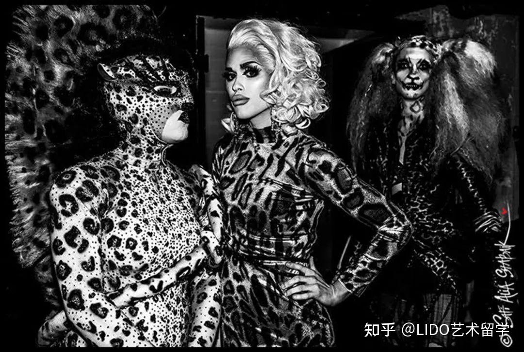 drag queen),指透过穿女性服装来扮演女性的男性,这种小众亚文化群体