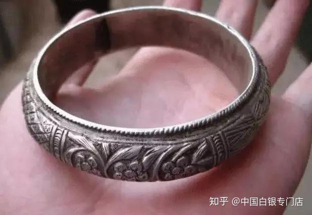 怎么看手镯是什么银 v2-fd132f66cbdd2b993a552278611365f4_r.jpg