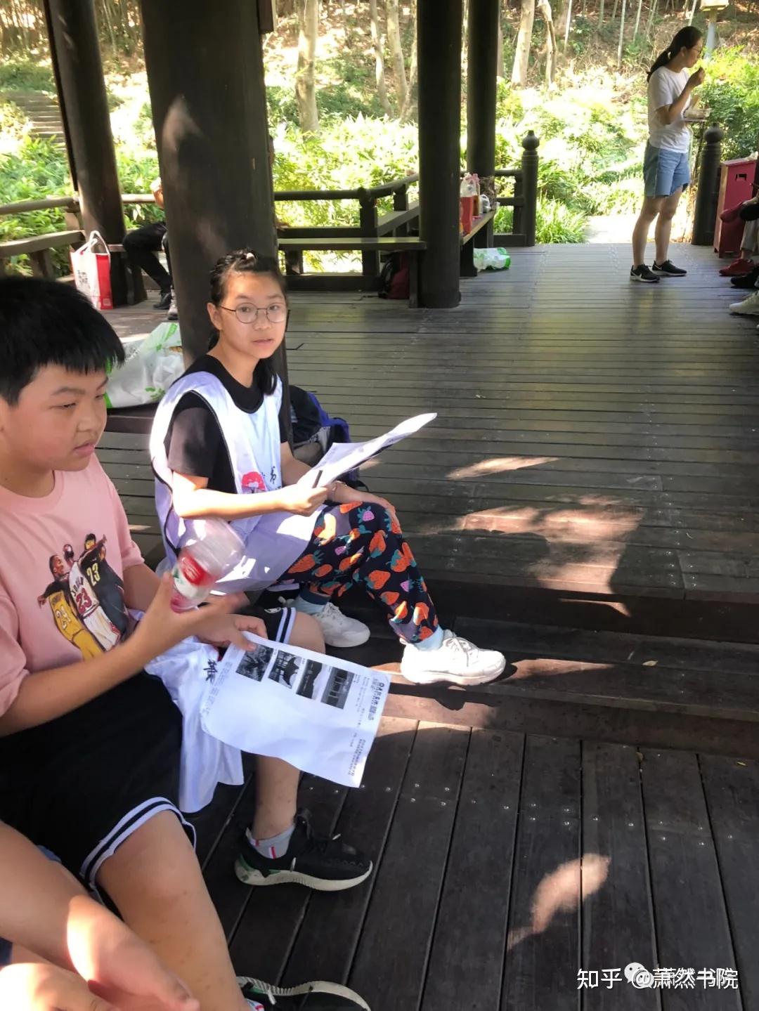 探访越王城遗址;编制并展示寻访"湘湖春色",探访"越王山城"小报等课程