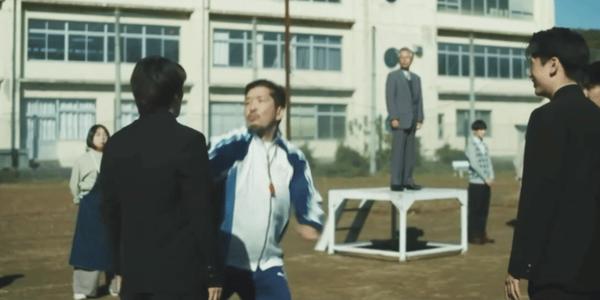 《新集体》荒诞诡异+抽象惊悚,年度“发疯”恐怖片