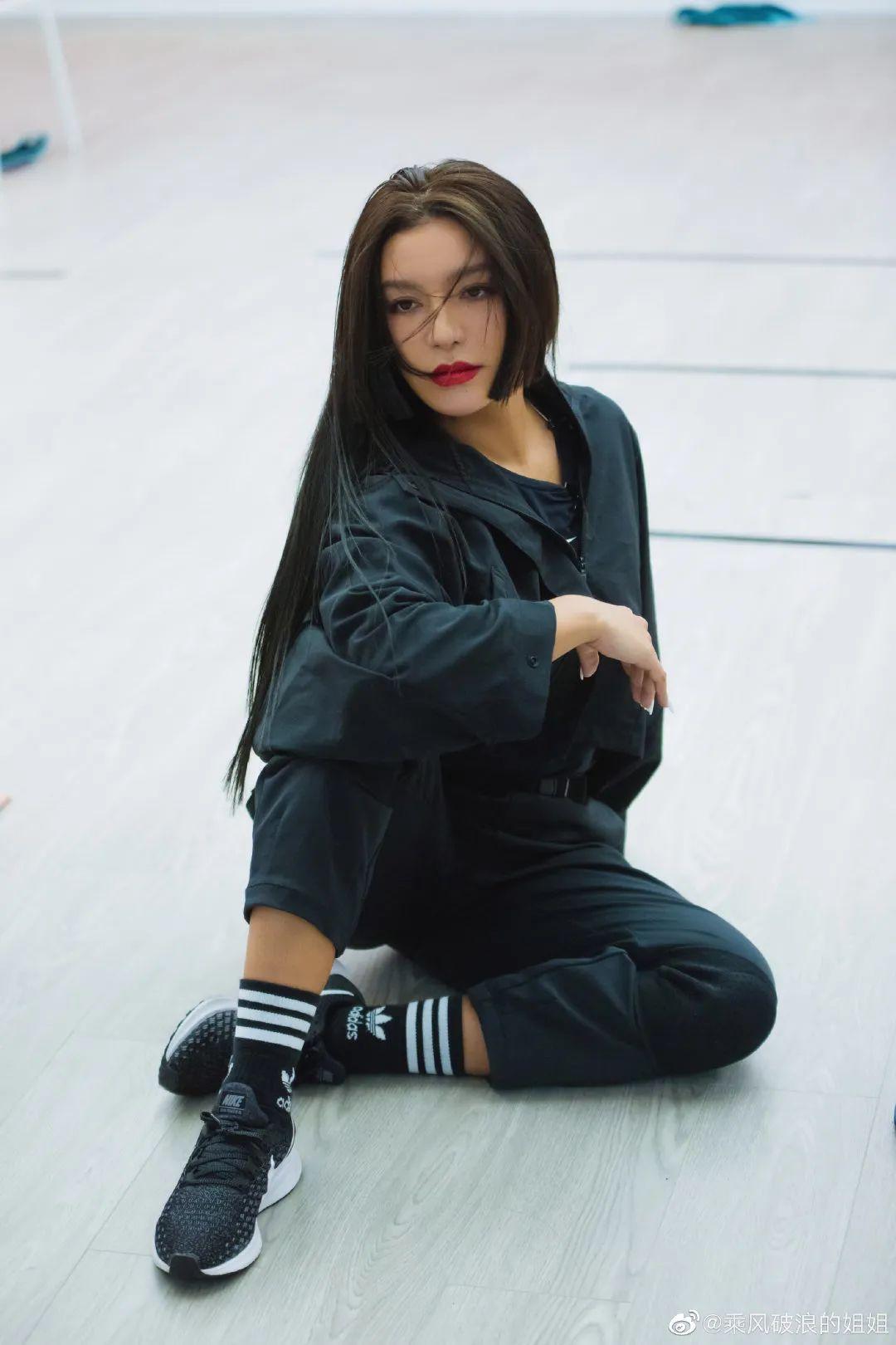 即使在美女堆里吉克隽逸江映蓉往那儿一站我眼睛就离不开了