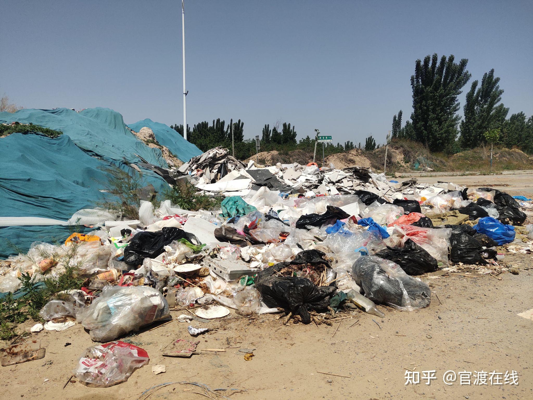 中牟县后潘庄附近垃圾满地堆积如山