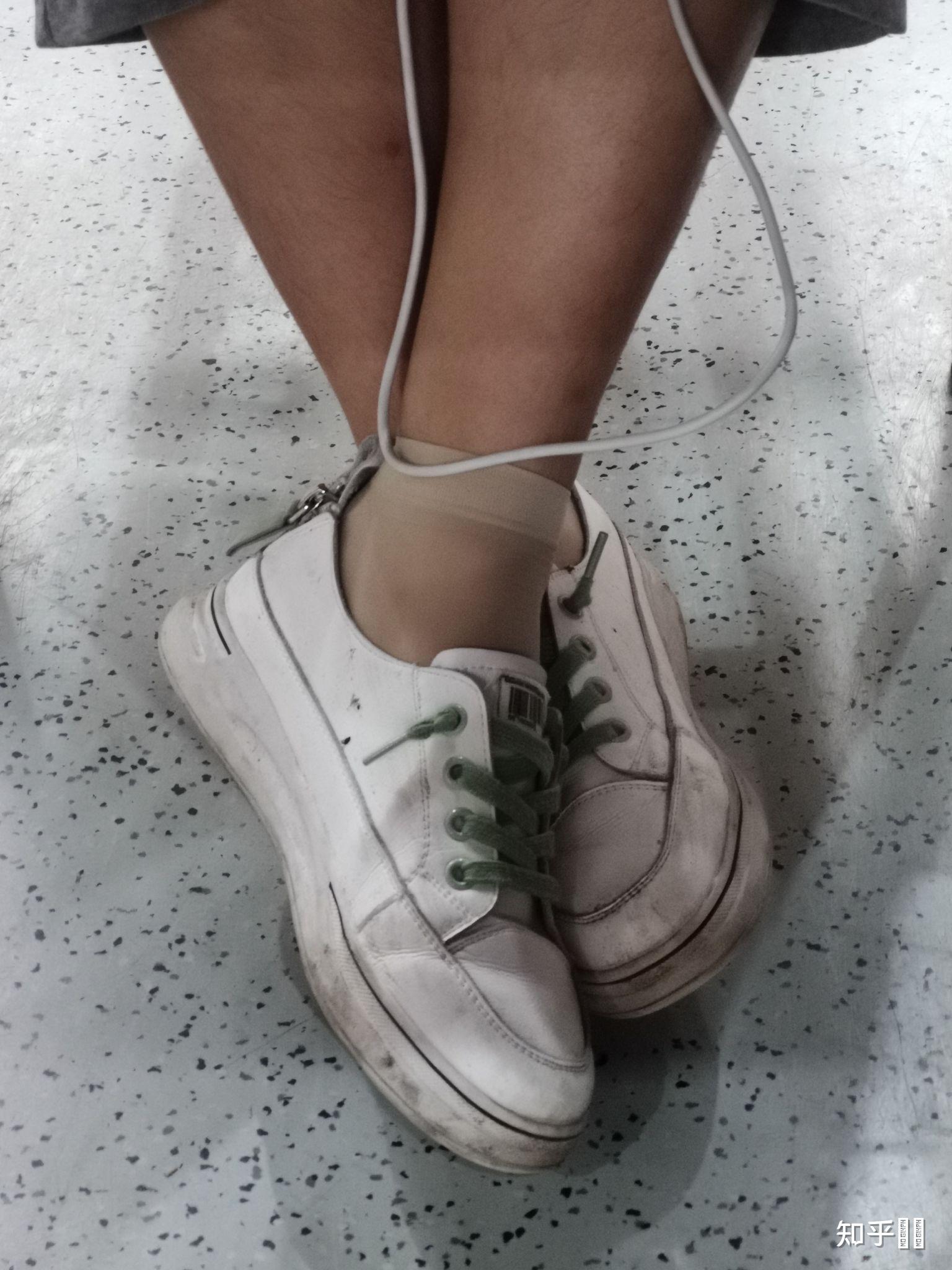 夏天穿短丝袜配运动鞋的多嘛跑步的话容易滑吗