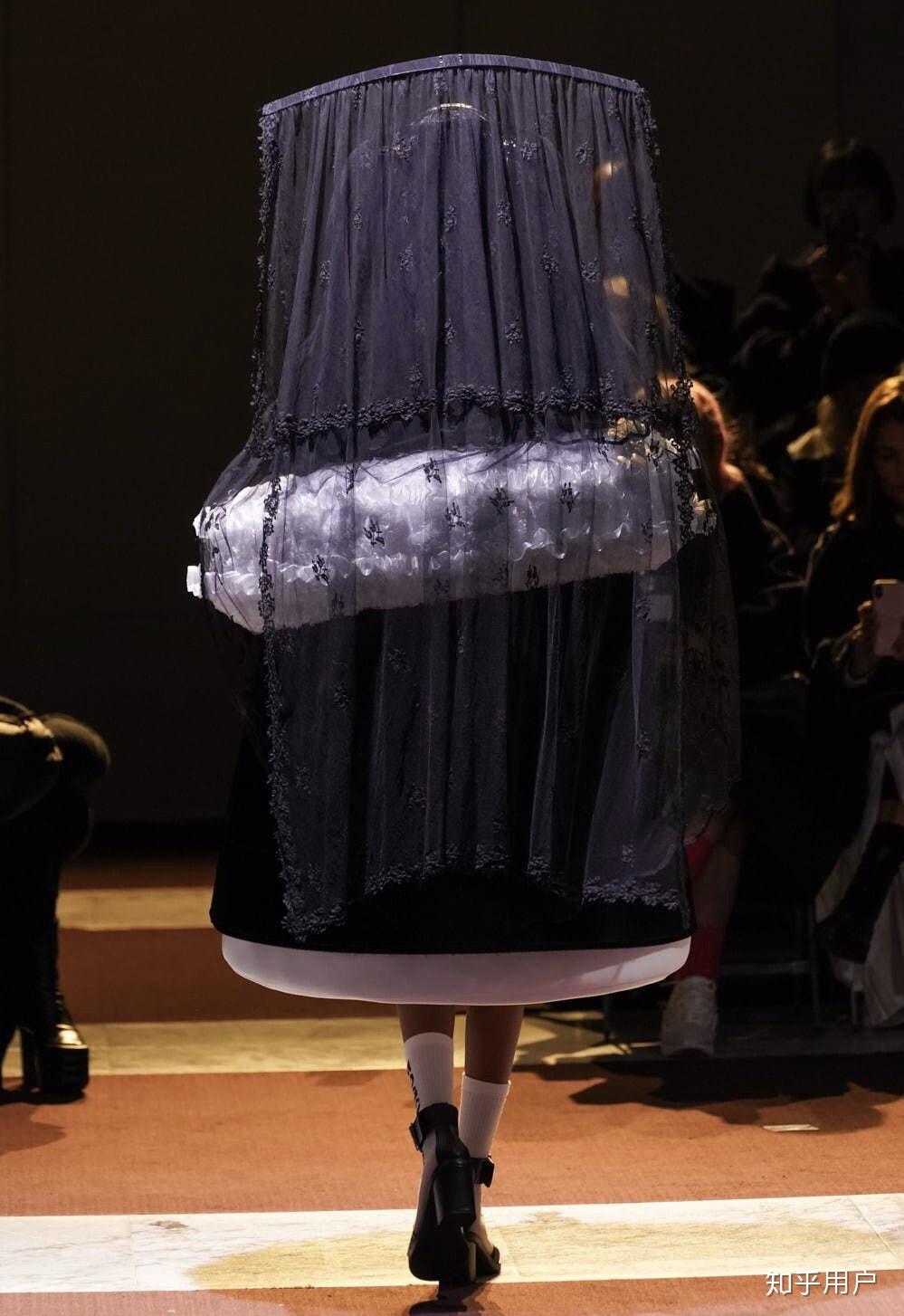 你在时装秀上见过的最奇怪的服装是什么? - 知乎