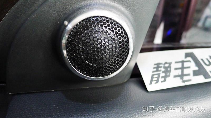 铃木雨燕汽车音响改装享受和朋友一起改装的乐趣主动分音体验