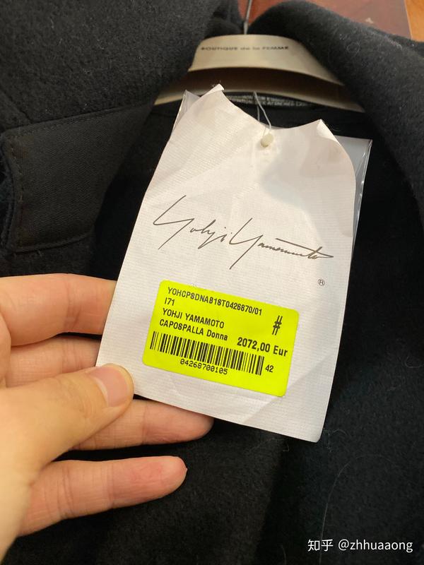 前两天我在意大利一家品牌合集outlet看到一件山本的大衣(很正规档觋