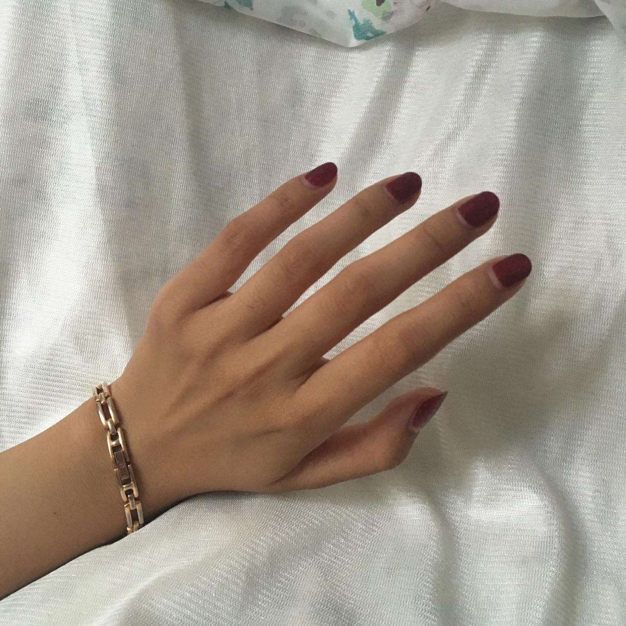 手比较瘦肤色偏黄黑选什么颜色的指甲油