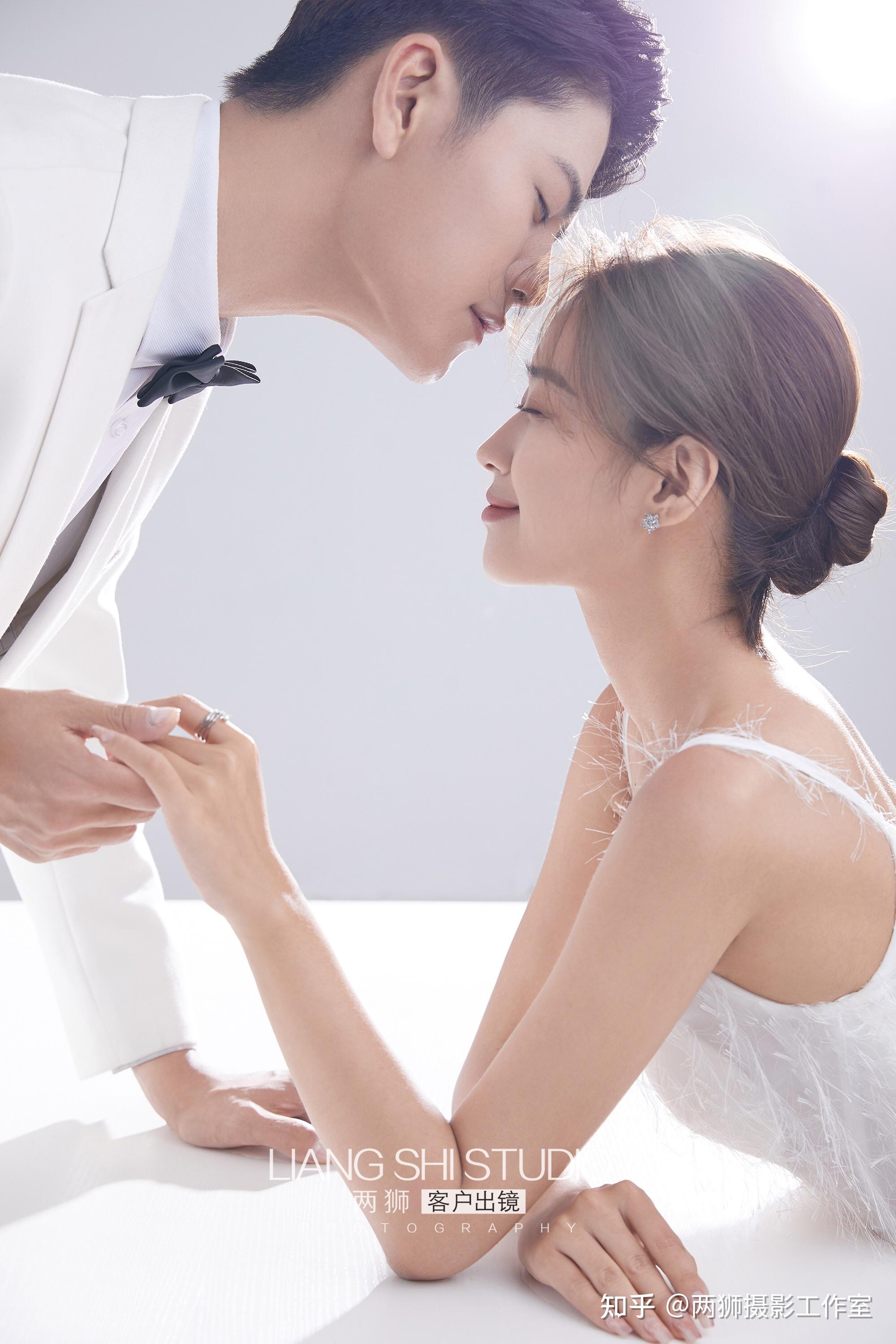 一眼心动如梦似幻的室内极简光影婚纱照