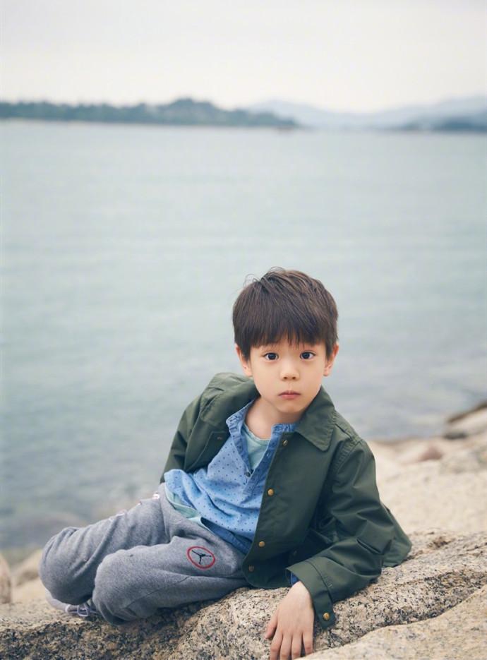 霍思燕晒出游照粉嫩穿搭39岁美回19岁嗯哼一身混搭变身小潮男