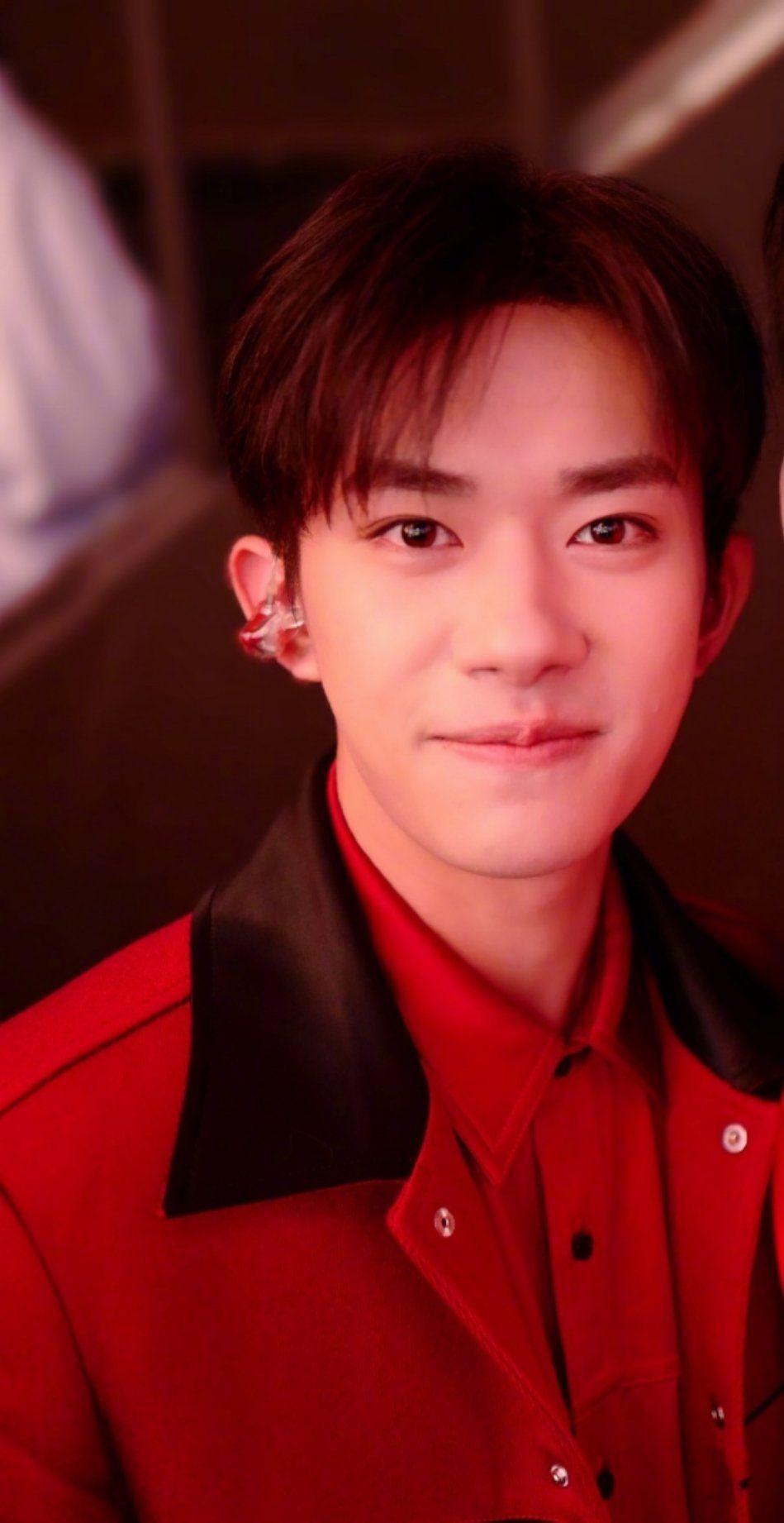 求易烊千玺笑得很开心的图片