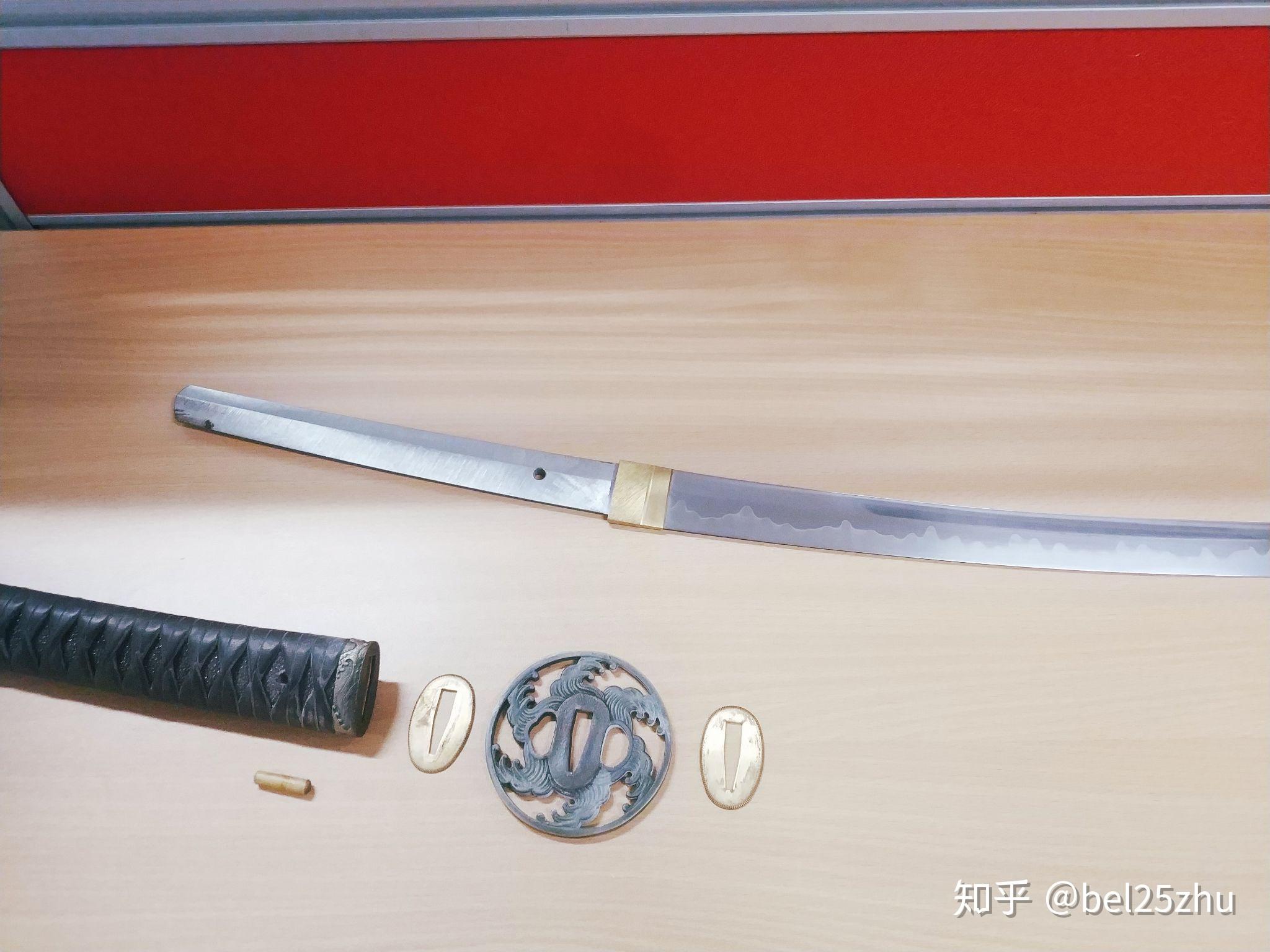 为什么日本刀的刀条有的镜面的还有的是刀背是黑的刀刃是白色的