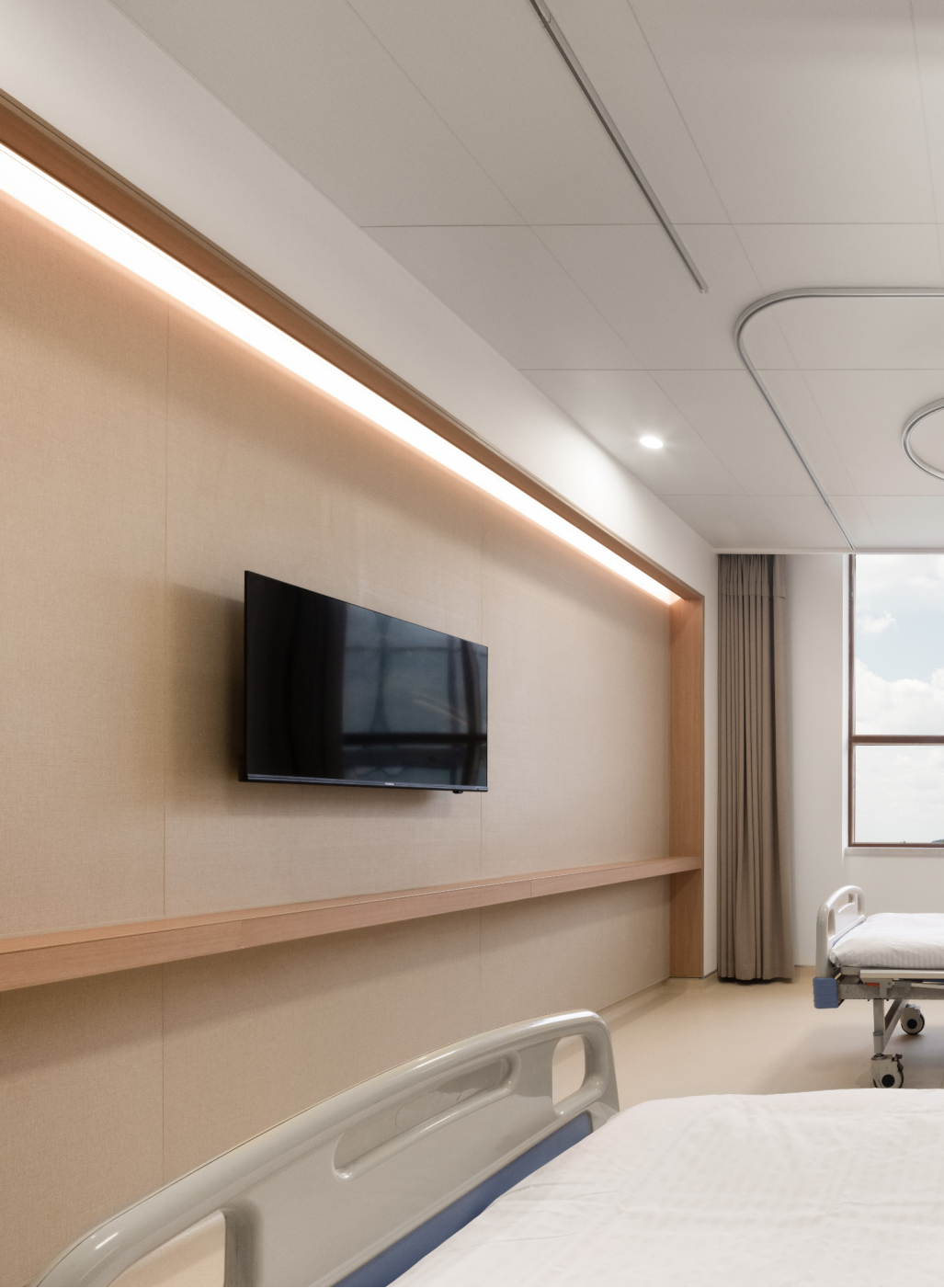 病房明亮整洁,亲和温馨是人们对医院接待环境的期待与需求,柔和的光线