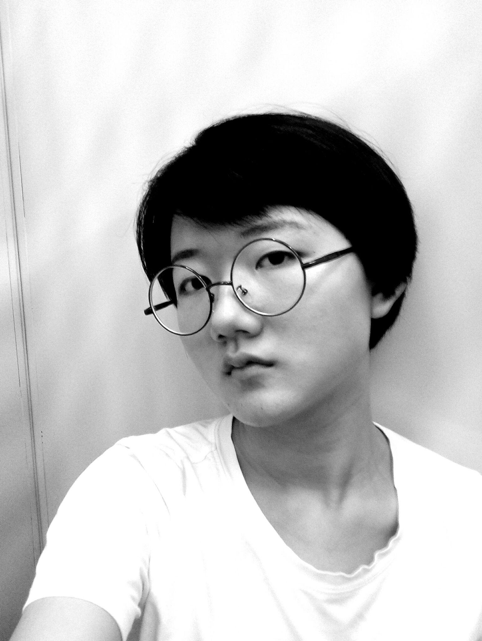 短发戴眼镜又特别美或特别帅的女生是一种什么体验