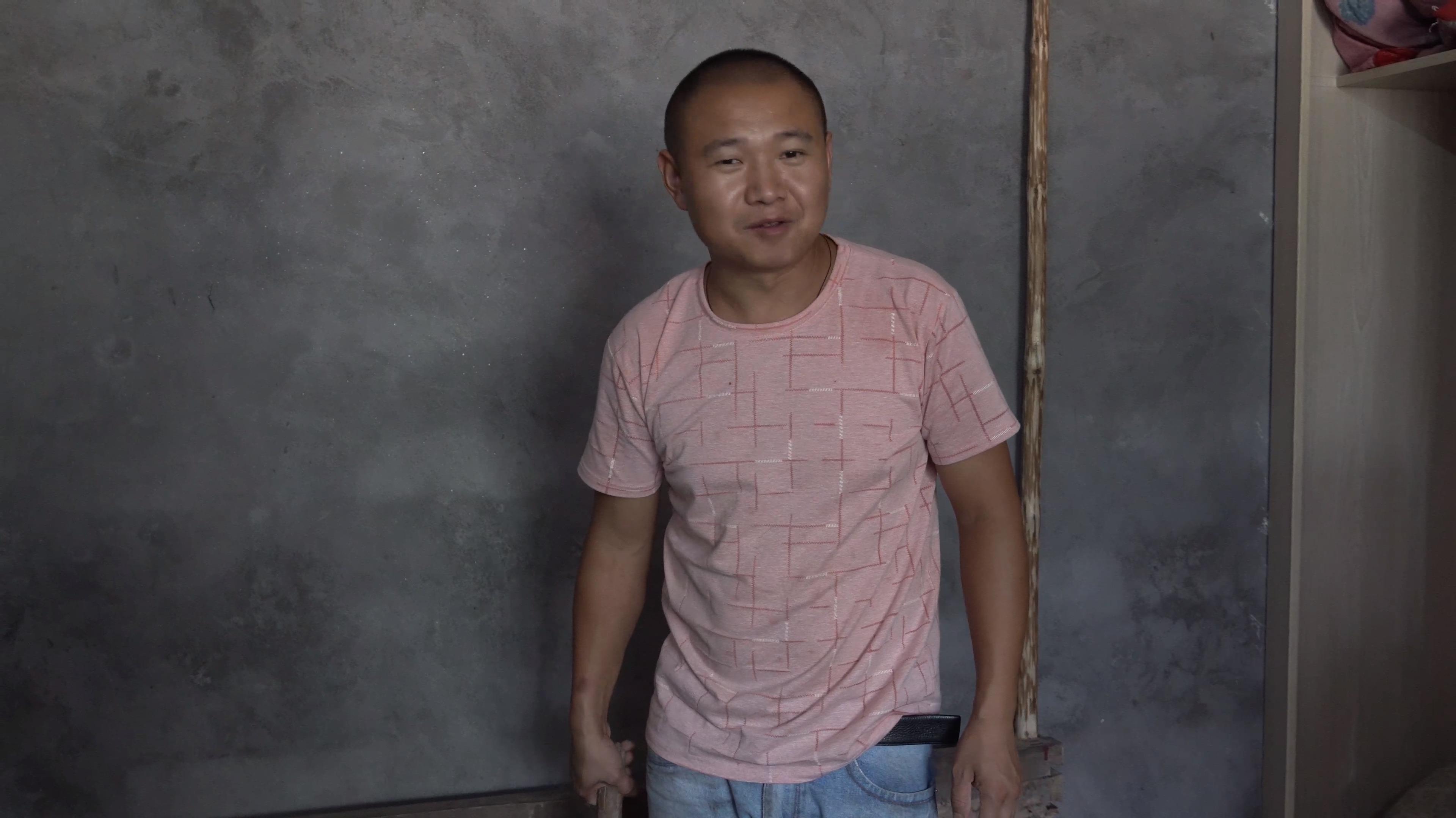 农村四哥老祖婆心系小曾孙一家人看着四维照片说说笑笑很温馨