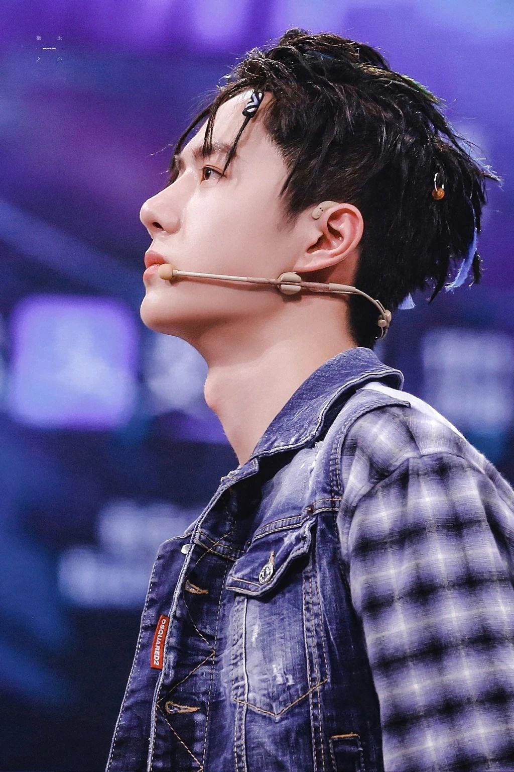 王一博街舞发布会壁纸送上蓝色格纹外搭牛仔夹克超酷超帅气