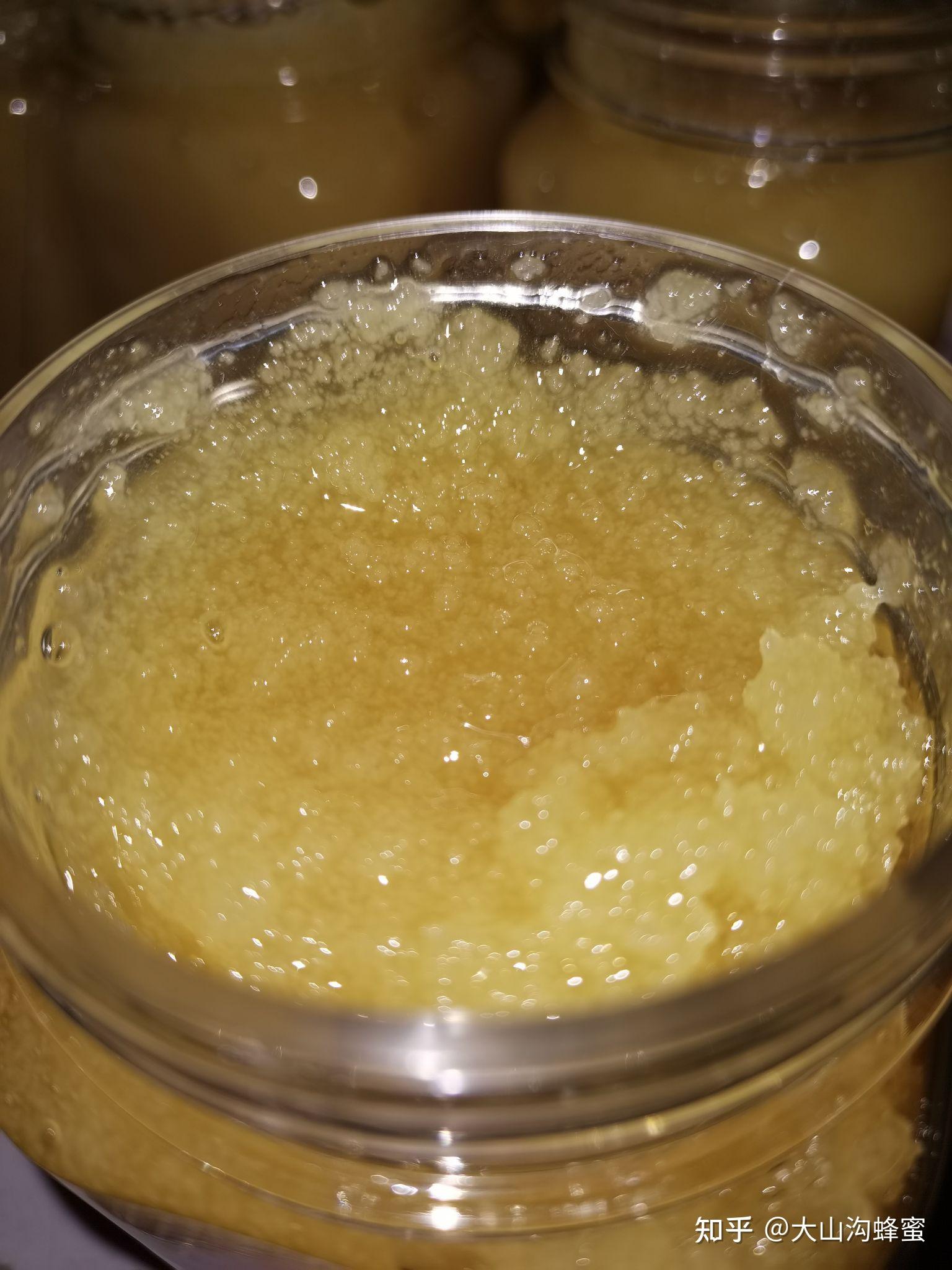 蜂蜜放久了白色固体是什么东西(蜂蜜放久了成白色了还能吃吗)