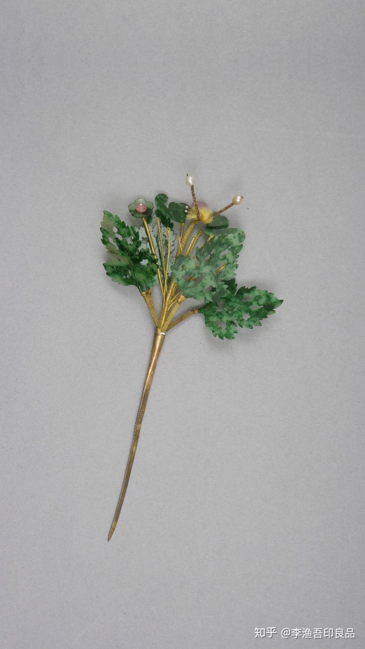 元夕》一词中说起元宵佳节的姑娘:"蛾儿雪柳黄金缕,笑语盈盈暗香去"