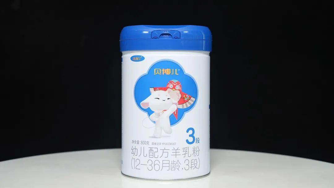 冲调奶粉前,我们先查看贝博儿新纯羊罐体标注的建议冲调水温(45℃左右