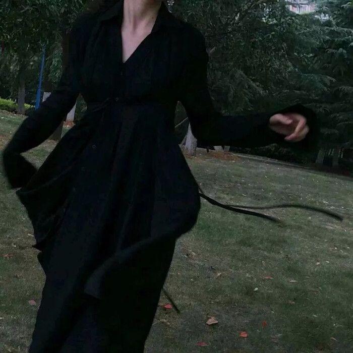 有没有那种,黑色裙子但又不是致郁也不霸气,就是好看的女生头像啊?